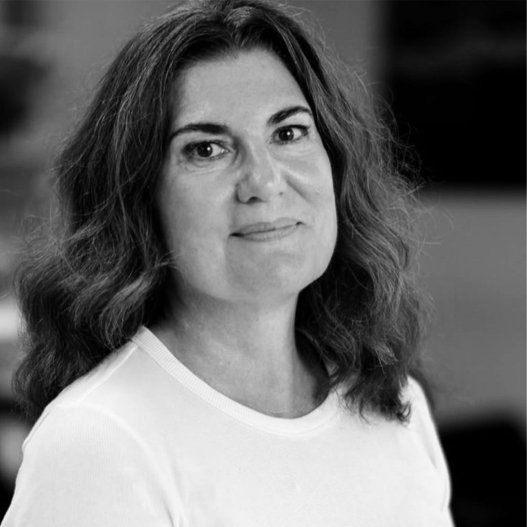 Kathy Heitzig Frau mit lockigem, braunem Haar und neutralem Gesichtsausdruck.